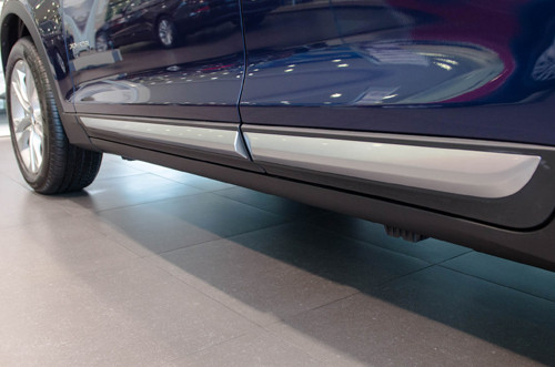 BMW X4 được trang bị X-Line tiêu chuẩn với các đường nẹp Crôm ở phía trước, sau và hai bên thân xe.