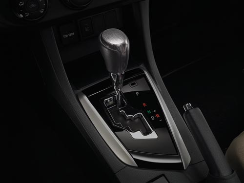 Hộp số tự động vô cấp thông minh CVT-i (1.8G CVT & 2.0V CVT-i) cho khả năng biến thiên cấp số vô hạn, giúp Corolla Altis 2014 đạt công suất tối đa 138hp/6.400 rpm với mô-men xoắn cực đại 173Nm/4.000 rpm (1.8G) và 143hp/6.200rpm với mô-men xoắn cực đại 187Nm/3.600 rpm (2.0V).