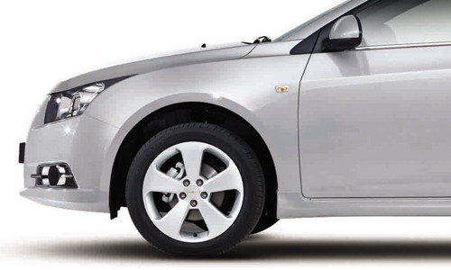 Ở phiên bản Chevrolet Cruze LTZ 2014 còn có mâm đúc thể thao thiết kế mới, đường kính mâm xe lên tới 17 inch và bề rộng lốp 215mm.
