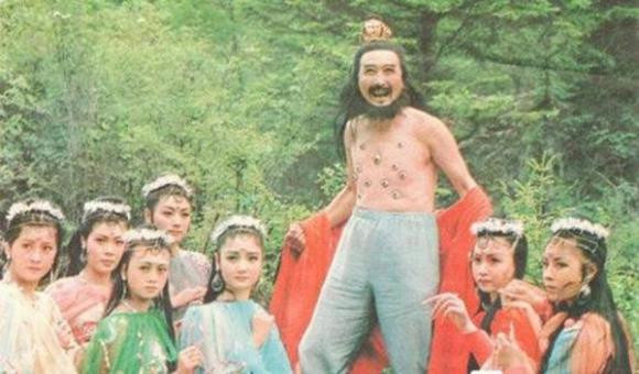 Ngoài nhan sắc xinh đẹp, đàn yêu nhện còn có đại sư huynh, vốn là một con rết tinh có 100 mắt ở bụng. Hắn dùng táo đỏ để hạ độc dược Đường Tăng.