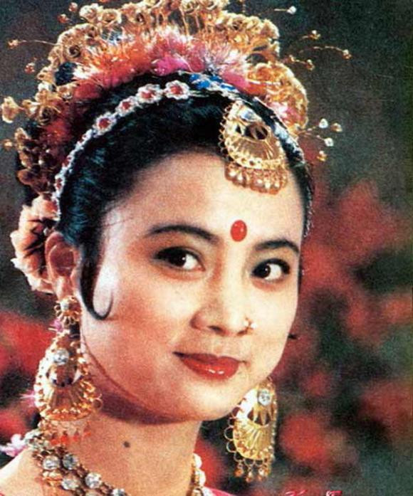 Trong phim, thầy trò Đường Tăng từng mê mẩn với tiếng hát của Thỏ Ngọc qua ca khúc Khúc hát Thiên Trúc. Không quá ngạc nhiên khi ngoài đời, nữ diễn viên từng được biết đến với danh hiệu “Nữ hoàng của những ca khúc ngọt ngào” tại Trung Quốc. Nữ diễn viên thủ vai Thỏ Ngọc tên là Lý Linh Ngọc. Cô vốn là một ca sĩ nổi tiếng người Thượng Hải, đến với sân khấu ca nhạc từ năm 1984.