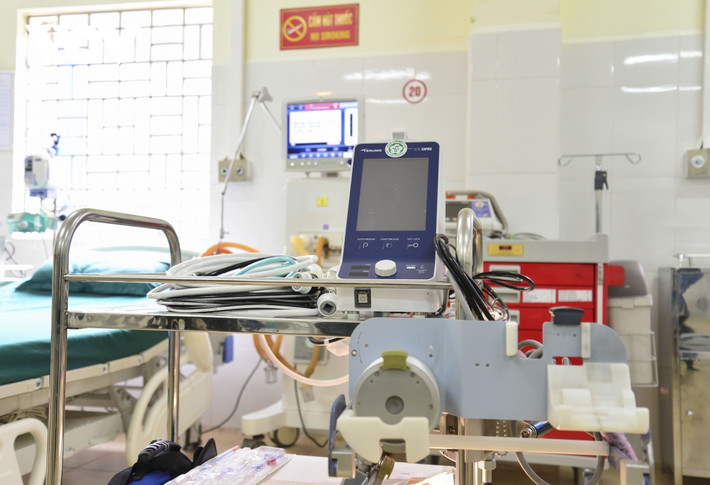 Máy tim phổi nhân tạo tại giường là thiết bị hiện đại nhất, trong trường hợp tim phổi của bệnh nhân bị tổn thương nặng, máy thở khác không đáp ứng được, thiết bị này sẽ làm việc thay thế cho tim, phổi của bệnh nhân, giúp tim, phổi có thời gian nghỉ hồi phục.