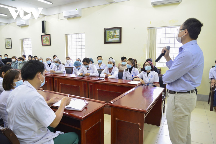 Song song với việc thiết lập hệ thống Bệnh viện Bạch Mai cũng đang đào tạo cấp tốc kiến thức cho các cán bộ để sử dụng các thiết bị mới trong các tình huống khẩn cấp.