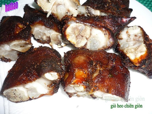 Thịt chân giò chiên giòn. Phần da chín giòn đượm gia vị, phần thịt vừa ngọt thơm.