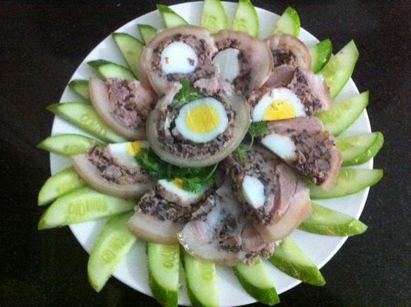 Chân giò nhồi. Món này các bà nội trợ có thể thỏa sức sáng tạo với phần nhân là giò và trứng.