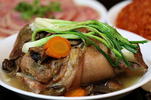 Chân giò hầm nấm. Phần thịt mềm, ngậy, thơm mùi nấm ăn kèm với bánh mì hoặc cơm trắng rất tuyệt.