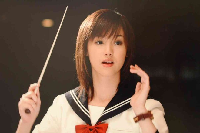 Sự nghiệp của Sawajiri thăng hoa khi cô đóng vai cô bé Aya vui vẻ, không may mắc bệnh hiểm nghèo trong phim Một lít nước mắt. Thành công ngoài mong đợi của bộ phim đã giúp mỹ nhân Nhật Bản một bước thành sao. Cô được mệnh danh là “em gái quốc dân”, “quốc bảo mỹ nữ” và nhận nhiều sự yêu mến của khán giả. Bằng năng khiếu diễn xuất bẩm sinh, Sawajiri tham gia nhiều phim và gặt hái được hàng loạt thành tích, giải thưởng. Tuy nhiên, thành công đến quá sớm khiến mỹ nhân Nhật Bản bị cuốn vào những scandal không đáng có.