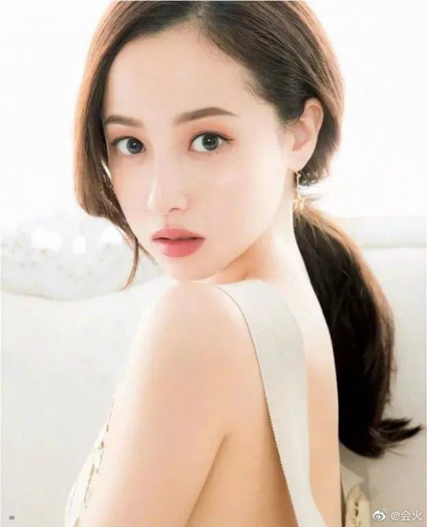 Năm 2009, Sawajiri bất ngờ kết hôn với đại gia truyền thông hơn cô 22 tuổi. Để kết hôn với người đẹp đáng tuổi con mình, vị đại gia này đã phải ký một bản hợp đồng hôn nhân với những điều khoản vô cùng khắc nghiệt. Ví dụ như mỗi tháng chỉ được quan hệ vợ chồng 5 lần, nếu muốn hơn phải trả thêm tiền. Mỗi lần ngoại tình, người chồng phải trả cho cô 10 triệu yen (tương đương 2 tỷ đồng). Nếu ly hôn, Sawajiri sẽ được hưởng 90% khối tài sản của chồng. Mặc dù khắc nghiệt như vậy nhưng đến năm 2013, cặp đôi chính thức đường ai nấy đi.