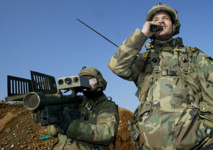 8. Mỹ đã cung cấp cho Iraq những tên lửa vác vai đối không FIM-92 Stinger có thể diệt mục tiêu bay thấp trên không (như máy bay, trực thăng, UAV) ở tầm bắn 4.500m, dùng đầu tự dẫn hồng ngoại.