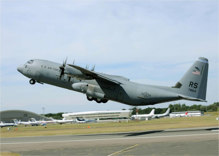 6. Tập đoàn Lockheed Martin (Mỹ) đã bàn giao 6 chiếc vận tải cơ C-130J thế hệ mới cho Iraq vào năm ngoái. C-130J là biến thể mới nhất của dòng vận tải cơ huyền thoại C-130 với nhiều cải tiến lớn, được sử dụng để vận chuyển quân và hàng hóa trong các môi trường khắc nghiệt nhất hành tinh, thực hiện sứ mệnh sơ tán cấp cứu trong thời chiến và thiên tai.