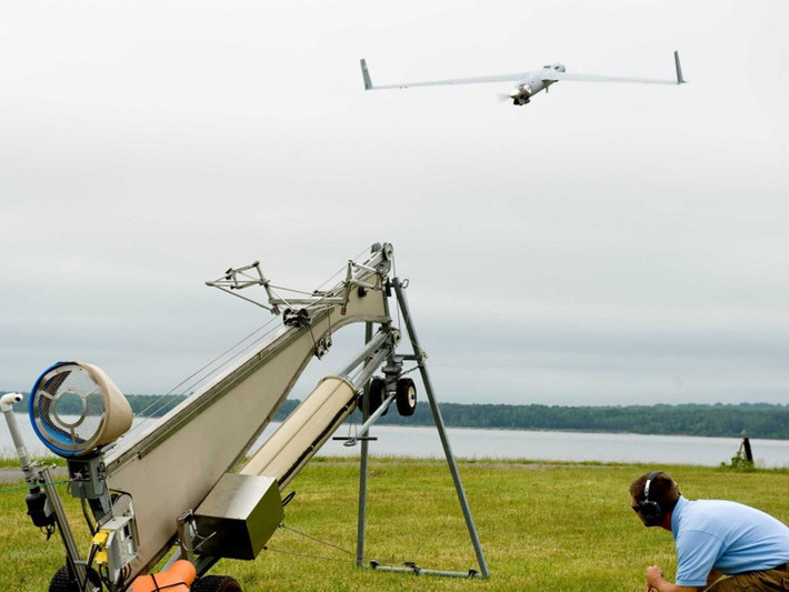 2. Máy bay trinh sát không người lái ScanEagle: Mỹ dự kiến sẽ gửi 10 chiếc UAV loại này cho Iraq trong vài tháng tới. ScanEagle được thiết kế cho nhiệm vụ trinh sát, do thám tầm ngắn thời gian dài. Chiếc UAV có trọng lượng tối đa chỉ 22kg này có thể bay liên tục 24 giờ, ở độ cao đến 5.950m.