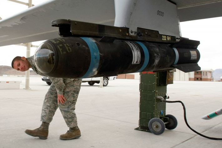1. AGM-114 Hellfire là tên lửa chống tăng cực mạnh do hãng Lockheed Martin thiết kế, sản xuất dùng để tấn công hủy diệt các mục tiêu bọc thép, công sự kiên cố. Tên lửa dùng đầu tự dẫn radar sóng mm đem lại độ chính xác cao, lắp đầu nổ chống tăng cực mạnh, tầm bắn xa đến 8km. Vào tháng 12/2013, Mỹ đã chuyển 75 tên lửa loại này cho Iraq. Theo đơn đặt hàng từ quốc gia Hồi giáo này, còn 100 quả khác sẽ được chuyển về vào mùa xuân năm nay.