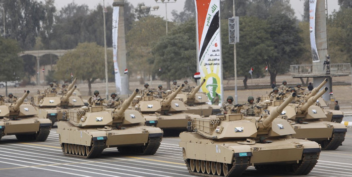 5. Xe tăng M1A1 Abrams: Trong vài năm gần đây, Iraq đã tiếp nhận 140 xe tăng M1A1 Abrams, loại xe tăng chiến đấu chính của Quân đội Mỹ. Được chế tạo bởi General Dynamics, đây được xem là một trong những loại xe tăng hiện đại hàng đầu thế giới, hỏa lực mạnh với pháo 120mm uy lực, khả năng phòng vệ tốt.