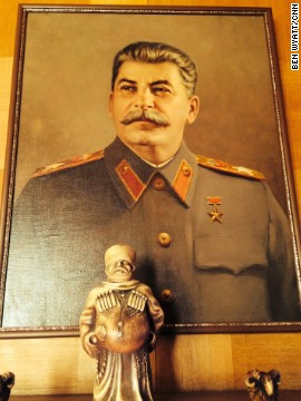 Sinh năm 1879, Stalin trở thành một trong những nhân vật chính trị quyền lực bậc nhất trong lịch sử Nga. Ông lãnh đạo Liên Xô từ cuối thập niên 1920 tới 1953. Bức chân dung Stalin cỡ lớn phía trên lò sưởi phòng ăn của điền trang được treo sau khi ông mất.