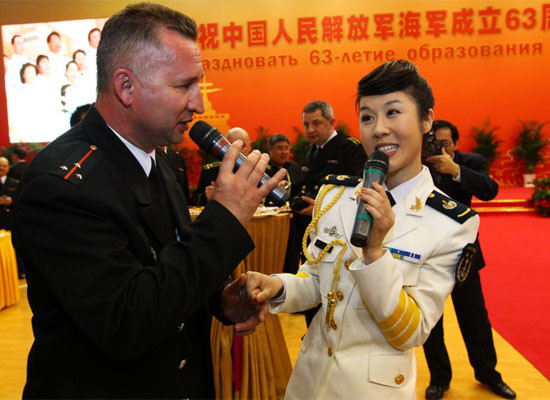 Nữ văn công xinh đẹp hát cùng một chiến sĩ người Nga trong đợt tập huấn chung giữa hai nước nhân dịp kỉ niệm 63 năm ngày thành lập Hải quân Trung Quốc.