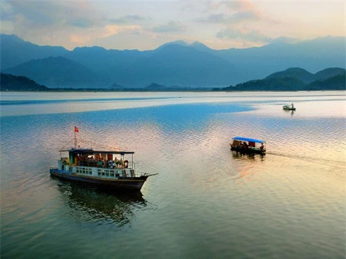 Núi Cốc là hồ nước ngọt nhân tạo,hình thành sau khi đập ngăn sông Công được xây dựng từ năm 1973 đến 1982. Hồ có nhiệm vụ cung cấp nước tưới cho 12.000 ha đất, giảm nhẹ lũ hạ lưu sông Cầu, đáp ứng dịch vụ du lịch, nghỉ dưỡng và nuôi cá