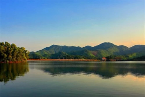 Hồ Núi Cốc đẹp nhất vào thu khi các hoạt động vui chơi, nghệ thuật không rầm rộ như mùa hè nên du khách có thể thoải mái tận hưởng không gian tĩnh lặng và phong cảnh thiên nhiên xanh mát hơn