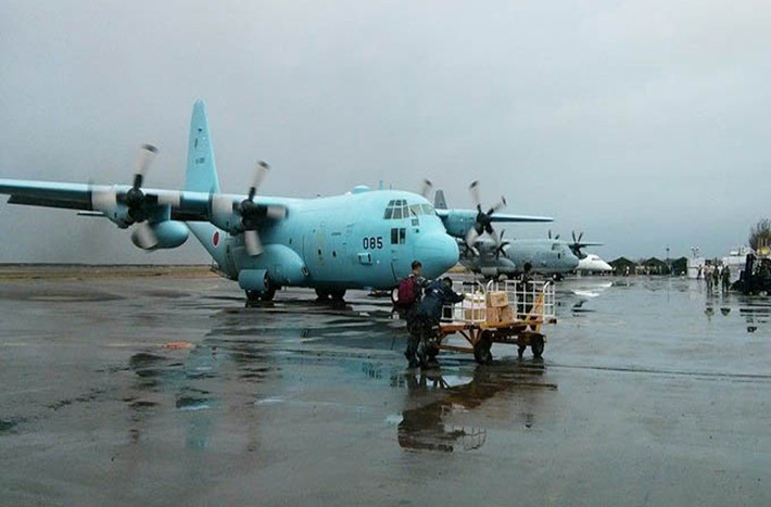 Rất nhiều máy bay quân sự, máy bay chở hàng cứu trợ hạ cánh và cất cánh ở sân bay.