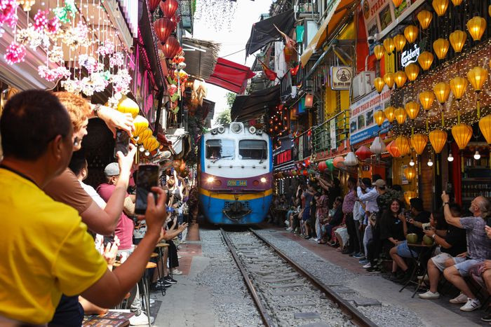 Nổi tiếng là điểm đến yêu thích của du khách nước ngoài, phố cà phê đường tàu được nhiều tờ báo, trang du lịch nổi tiếng quốc tế bình chọn là điểm đến độc đáo, đáng trải nghiệm ở Hà Nội. Lượng khách nước ngoài tới đây rất đông, đặc biệt là thời điểm tàu chạy qua.