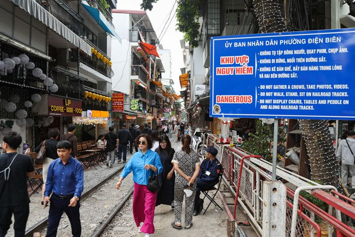 Thực tế, không ít lần chính quyền, cơ quan chức năng TP Hà Nội yêu cầu xử lý dứt điểm các hành vi vi phạm trật tự an toàn giao thông đường sắt, ngăn chặn giải tán các điểm tụ tập đông người, ngồi uống cà phê trong lòng đường sắt.