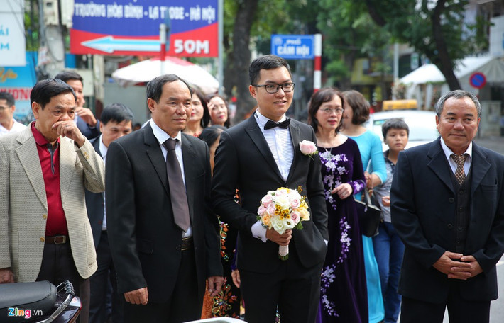 Chú rể Việt Dũng diện suit bảnh bao, cùng đoàn nhà trai đến xin rước dâu theo phong tục truyền thống. Lễ rước dâu của BTV thời sự Thu Hà được tổ chức vào chiều 17/11 tại nhà riêng ở Hà Nội. Cô dâu diện áo dài màu vàng nổi bật.