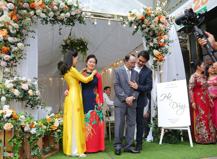 BTV Thu Hà vốn là người kín tiếng trong chuyện tình cảm, vì thế nhiều khán giả bất ngờ khi biết tin cô lên xe hoa. Trên trang cá nhân, Thu Hà cũng chia sẻ rất ít hình ảnh cô và bạn trai. Trong ngày cưới, cô dâu diện áo dài truyền thống, màu sắc nổi bật.