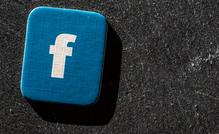 Khi Facebook bắt đầu phát triển từ trang cho sinh viên đại học đến nền tảng mạng xã hội thế giới, Mark Zuckerber đã thuê nhà thiết kế Mike Buzzard để tạo logo. Dù trải qua một số thay đổi, phần lớn sáng tạo của Buzzard vẫn còn được giữ đến ngày nay. Đáng chú ý trong câu chuyện thiết kế này, chính là việc Mark đề nghị trả cho Buzzard cổ phần công ty thay vì tiền. Năm 2017, trị giá số cổ phần đó vào khoảng 100 triệu USD. Ảnh: iConfinder.