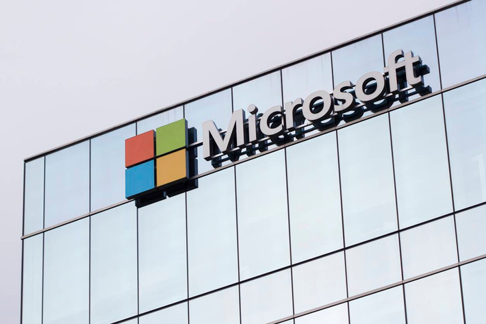 Microsoft đã sửa logo của mình vào năm 2012, sau 25 năm trung thành với thiết kế cũ. Công ty sử dụng đội ngũ nội bộ để làm việc này, nên có thể xem chi phí gần như bằng 0. Giám đốc chiến lược thương hiệu của Microsoft khi đó, ông Jeff Hansen cho rằng logo mới của hãng được thiết kế nhằm "nhấn mạnh, đại diện cho tính kế thừa lịch sử của công ty, đồng thời báo hiệu tương lai với nhiều sự đổi mới". Ảnh: ITNews.