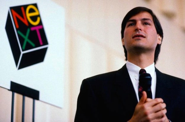 Sau những mâu thuẫn với các thành viên hội đồng quản trị Apple, Steve Jobs rời công ty và dồn tâm huyết tạo nên NeXT vào năm 1985. Ông mất 100.000 USD cho mẫu logo và bộ nhận diện thương hiệu, vốn là sáng tạo của nhà thiết kế đồ họa quá cố Paul Rand. Rand còn nổi tiếng qua cuốn sách hướng dẫn 100 trang, trình bày chi tiết quy trình, bao gồm cả việc cách điệu tên công ty từ “Next” thành “NeXT”. Ảnh: Neu Apple.