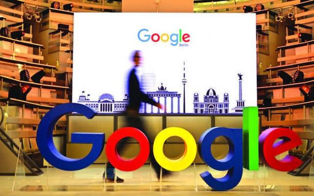 Logo nhiều màu nổi tiếng của Google đã trải qua nhiều thay đổi trong suốt thời gian phát triển của công ty, ý nghĩa chính của nó vẫn được giữ nguyên. Biểu tượng ban đầu được thiết kế vào năm 1998 bởi Sergei Brin, một trong hai đồng sáng lập Google. Brin dùng GIMP, chương trình chỉnh sửa đồ họa miễn phí. Sau đó, một người bạn của ông là Ruth Kedar tiếp tục chỉnh sửa mẫu logo mà không hề nhận tiền công. "Khi đó, tôi còn chẳng tin Google sẽ phổ biến như ngày nay", Kedar cho biết trong cuộc phỏng vấn năm 2008. Ảnh: Pinterest.