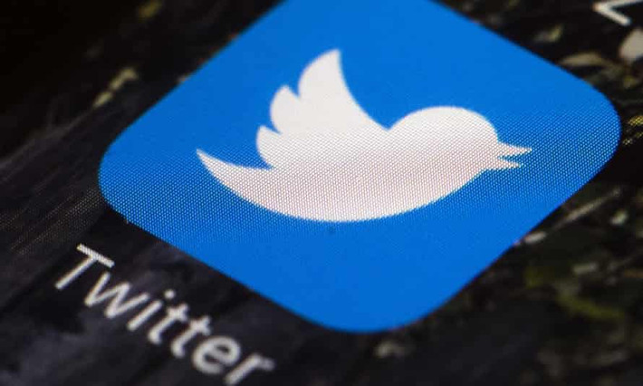 Twitter mua lại bản quyền biểu tượng chú chim xanh nổi tiếng trên iStockphoto với giá chỉ 15 USD. Trừ đi các khoản phí, Simon Oxley, tác giả của bức hình có thể chỉ nhận được 6 USD cho sáng tạo của mình. Theo thời gian, logo Twitter cũng đã trải qua nhiều cuộc thay đổi về hình dáng lông cánh cũng như vị trí miệng của chú chim. Ảnh: Arstechnica.