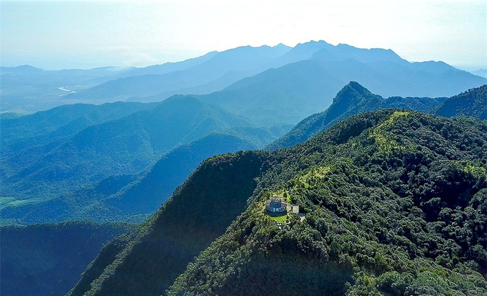 Cách thành phố Huế khoảng 40 km về phía Nam, núi Bạch Mã nằm nép mình bên dãy Trường Sơn trông như một con ngựa bạch duỗi chân hướng ra biển mênh mông.