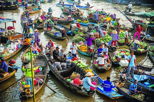 Chợ nổi Cái Răng họp trên sông Cần Thơ của thành phố Cần Thơ. Sông Cần Thơ bắt nguồn từ khu vực nội đồng tây sông Hậu, dài khoảng 16 km, rộng 280 đến 350 m, đi qua các quận Ô Môn, huyện Phong Điền, quận Cái Răng, quận Ninh Kiều và đổ ra sông Hậu tại bến Ninh Kiều. Ảnh: Báo Cần Thơ.