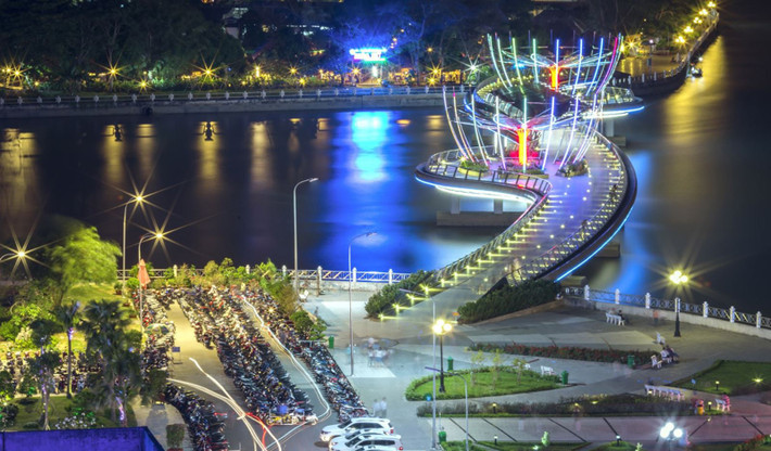 Bến Ninh Kiều ở thành phố Cần Thơ. Địa danh này hiện nay nằm bờ phải sông Hậu, giữa ngã ba sông Hậu và sông Cần Thơ. Bến Ninh Kiều là địa danh đẹp của thành phố Cần Thơ, thu hút hàng triệu lượt khách trong nước lẫn quốc tế tới tham quan. Ảnh: Báo Cần Thơ.