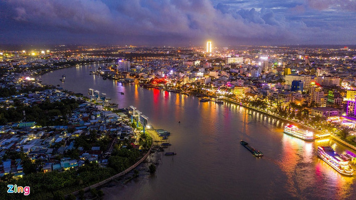 Cần Thơ là thành phố đẹp, nổi tiếng nhất ở khu vực Tây Nam Bộ, từng đi vào sử sách với những câu thơ như: "Cần Thơ có bến Ninh Kiều / Có dòng sông đẹp với nhiều giai nhân / Cuộc đời luống những phù vân / Trở về bến cũ cố nhân xa rời".