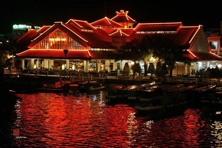 Cần Thơ từng được mệnh danh là Tây Đô - thủ phủ của Tây Nam Bộ từ hơn trăm năm trước. Cần Thơ hiện có chợ đêm Tây Đô sầm uất bậc nhất vùng Tây Nam Bộ. Ngày 26/11/2003, Quốc hội thông qua Nghị quyết số 22/2003/QH11 về việc chia và điều chỉnh địa giới hành chính một số tỉnh. Theo đó, tỉnh Cần Thơ được chia thành thành phố Cần Thơ trực thuộc trung ương và tỉnh Hậu Giang. Ảnh: Báo Cần Thơ.