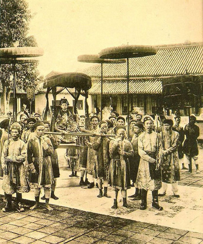 Vị vua trẻ tuổi Duy Tân ngồi trên kiệu, ảnh chụp năm 1907.