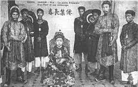 Vua Duy Tân chụp cùng quan lại trong triều năm 1907.