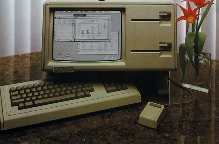 Máy tính Apple Lisa (1983-1985). Lisa là chiếc máy tính cá nhân do Apple thiết kế vào thập niên 1980. Chiếc máy tính này không chỉ chạy chậm mà còn rất khó dùng. Khi mới ra mắt, chiếc máy có mức giá lên tới 9.995 USD. Vào năm 1986, Apple đã từ bỏ sản phẩm này và cho phép người sử dụng Lisa đổi lại chiếc máy để mua chiếc máy Mac Plus giá 4.100 USD với giá chỉ 1.500 USD.