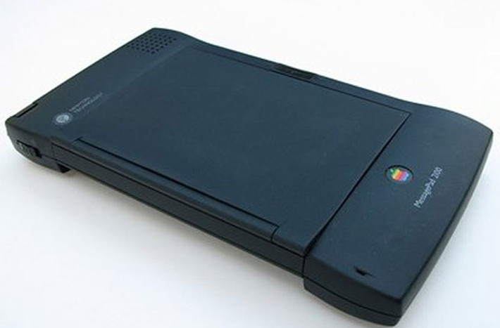 Máy tính Apple Newton (1993-1998). Sản phẩm này thất bại vì tuổi thọ pin ngắn ngủi và màn hình khó nhìn. Chức năng nhận diện chữ viết của chiếc máy cũng rất tệ. Tuy nhiên, chiếc máy đã gây cảm hứng cho nhiều khía cạnh của thiết kế hệ điều hành sau này.