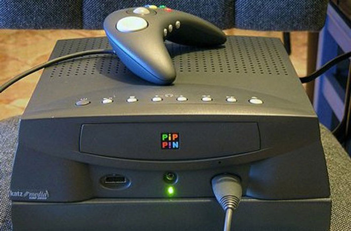 Máy chơi trò chơi Apple Pippin (1995-1996). Các loại máy chơi trò chơi PlayStation, Nintendo và Sega đã rất phổ biến khi Apple Pippin ra đời, bởi vậy các nhà phát triển trò chơi và người tiêu dùng đã không mặn mà với sản phẩm này. Với mức giá 600 USD, chiếc máy được dự báo đạt doanh số 300.000 chiếc trong năm đầu tiên. Tuy nhiên, mức doanh số thực tế chỉ đạt khoảng 12.000-42.000 chiếc.