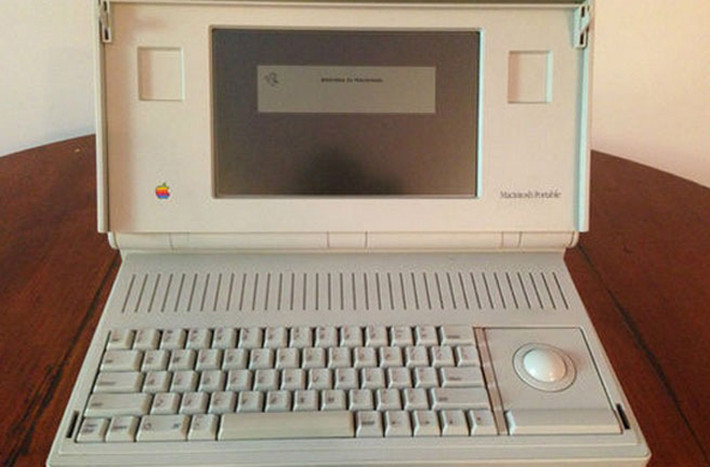 Máy tính Apple Macintosh Portable (1989-1991). Do vấn đề về thiết kế pin, đôi khi, chiếc máy này không khởi động nổi cho dù được cắm điện. Và, mang tiếng là máy tính “xách tay”, nhưng chiếc máy nặng tới 16 pound, tương đương khoảng 7,2 kg.