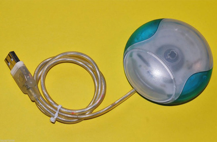 Con chuột "Hockey Puck" Mouse (1998-2000). Con chuột này có thiết kế gây chú ý, nhưng lại rất khó sử dụng. Chỉ sau 2 năm ra mắt, chuột “Hockey Puck” Mouse đã bị Apple “khai tử”.