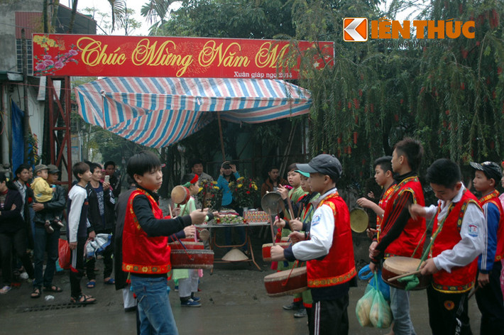 Khi ấy, tướng Phan Tây Nhạc được giao thống lĩnh quân binh dẹp giặc. Khi qua làng Thị Cấm, Thị Hòe, ông được dân hai làng xin đi theo. Đến khi đất nước thanh bình, ông cùng vợ là Hoa Dung dạy dân Thị Cấm và Thị Hòe trồng lúa, dệt vải...