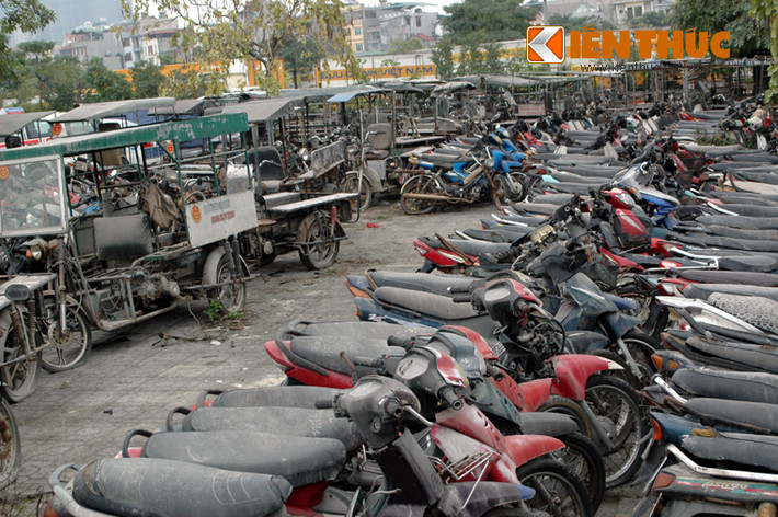 Không chỉ có xe máy, xe ba gác cũng dày đặc thành hàng dài.