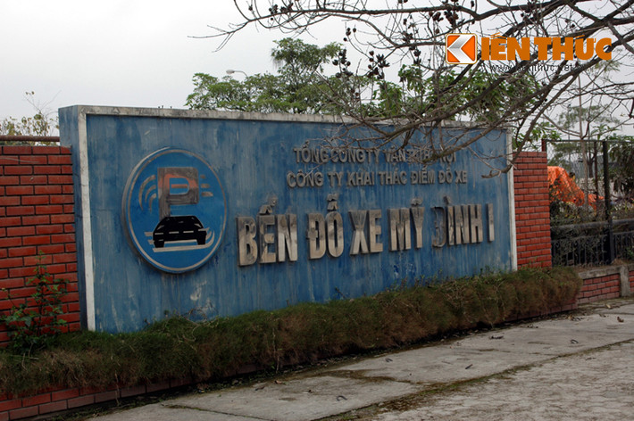 Bến đỗ xe Mỹ Đình I ở ngõ P2 đường Lê Quang Đạo, huyện Từ Liêm, Hà Nội có hàng trăm xe máy đắt tiền đang biến thành sắt vụn.