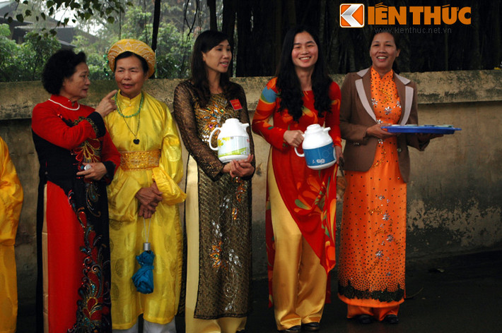 Hội rước kiệu đi đến đâu cũng được người dân mời chào thân mật bằng nước trà tươi.