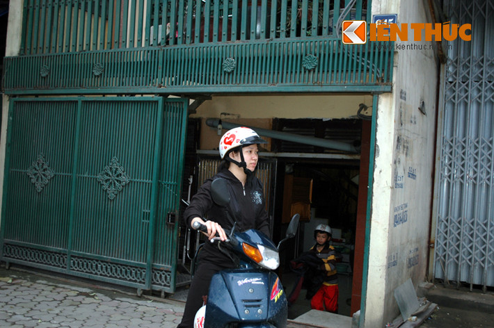 Người lớn lẫn trẻ nhỏ ra vào nhà rất khó khăn.