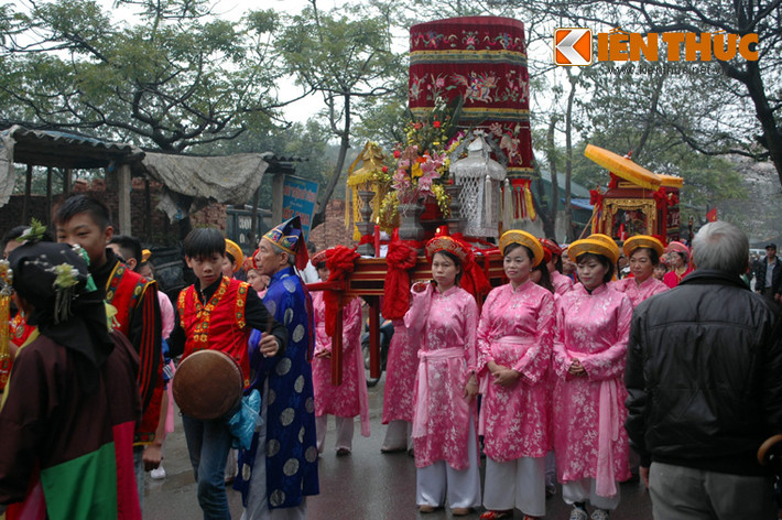 Cứ vào mùng 12-13/2 âm lịch, người dân 2 làng Thị Cấm và Thị Hòe (Từ Liêm, Hà Nội) lại tổ chức lễ hội rước kiệu tưởng nhớ Đại vương Phan Tây Nhạc. Tương truyền, nước Văn Lang, vào đời Hùng Duệ Vương (Hùng Vương thứ 18, khoảng năm 258 TCN), ông Phan Tây Nhạc là một vị tướng có công lớn đánh giặc giữ nước.