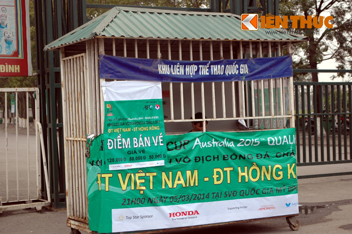 Còn đây là điểm bán vé ở lối vào sân vận động Mỹ Đình. Vẫn không thấy bóng người mua ở đây.